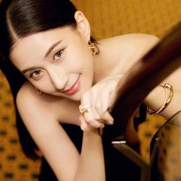 "最索千金"何超莲deep v晒事业线,网民:流晒鼻血!