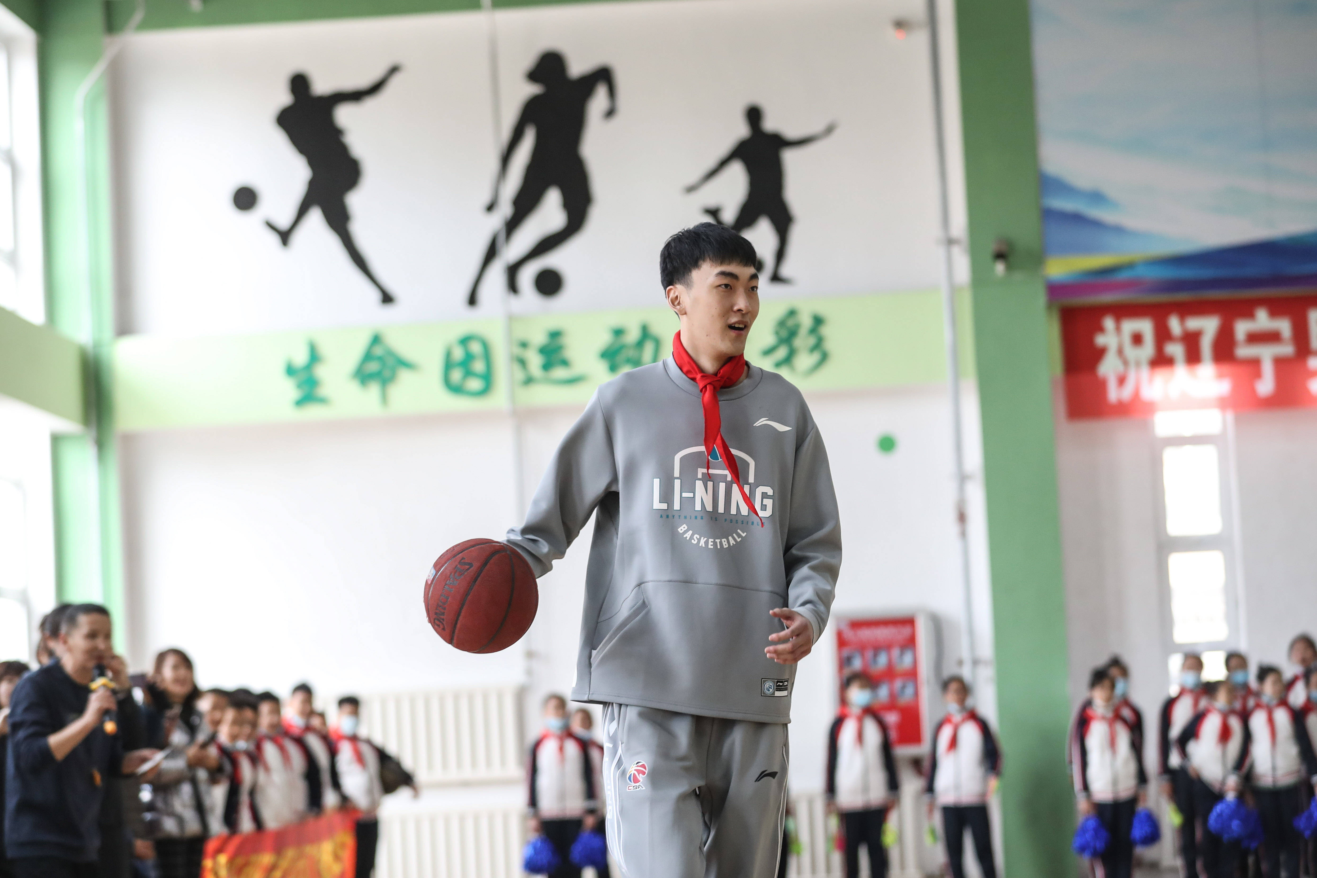 篮球cba辽宁男篮休赛期走进校园