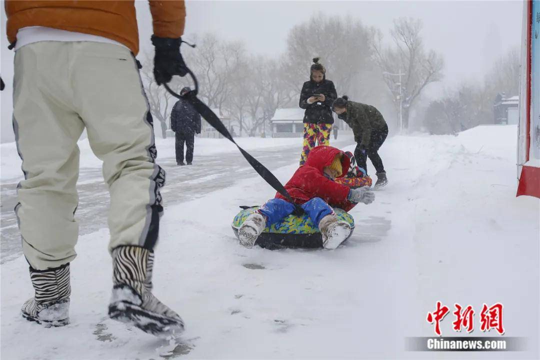 小朋友坐雪爬犁.吕品摄