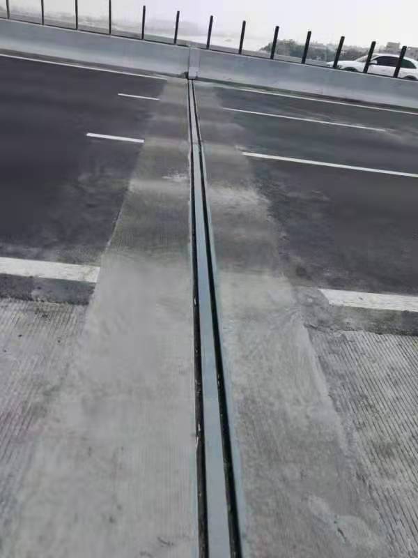 货车撞伸缩缝失控致另一车坠桥广澳高速称将按交警判定担责