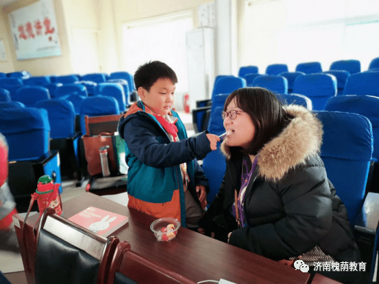 笑脸温暖冬日亲情陪伴成长济微中学小学部举行趣味亲子运动会