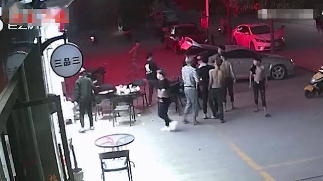 发生了一起打架斗殴的事件,被围殴的男子居然抽出了一把关公刀反击