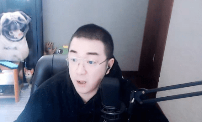 小洲抖音建塔 媳妇扛旗开播被骂!小涩瑶连大衣怼:背判china全是狗!