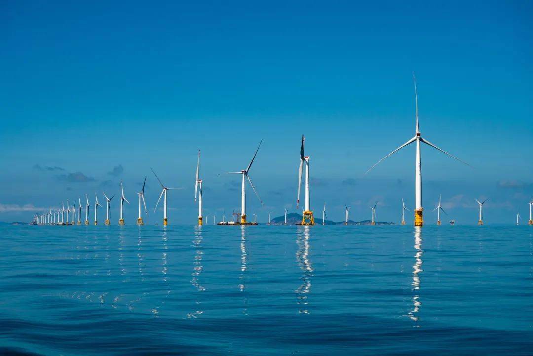 图集| 国内首个单体大容量海上风电项目吊装完成