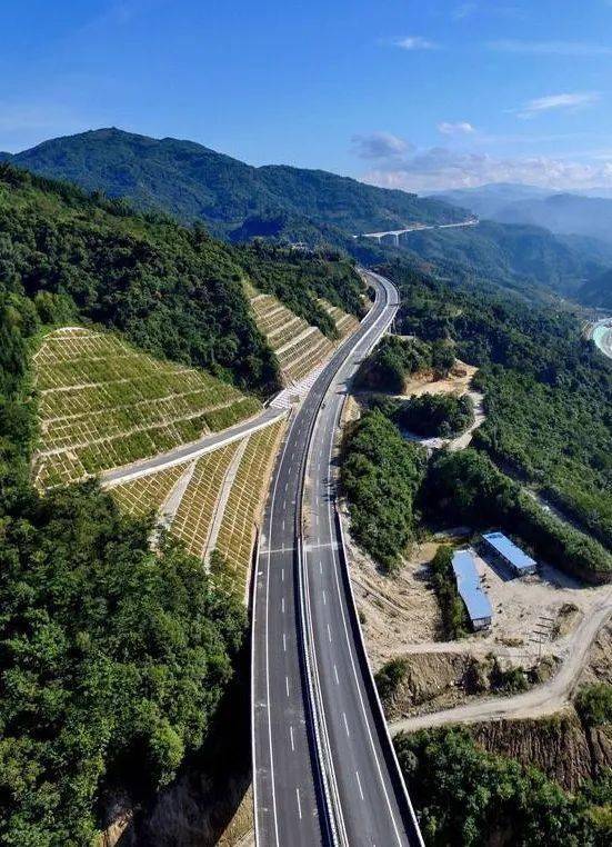 四川gdp2o20多少_我能想到最浪漫的事,就是和你一起去四川(3)