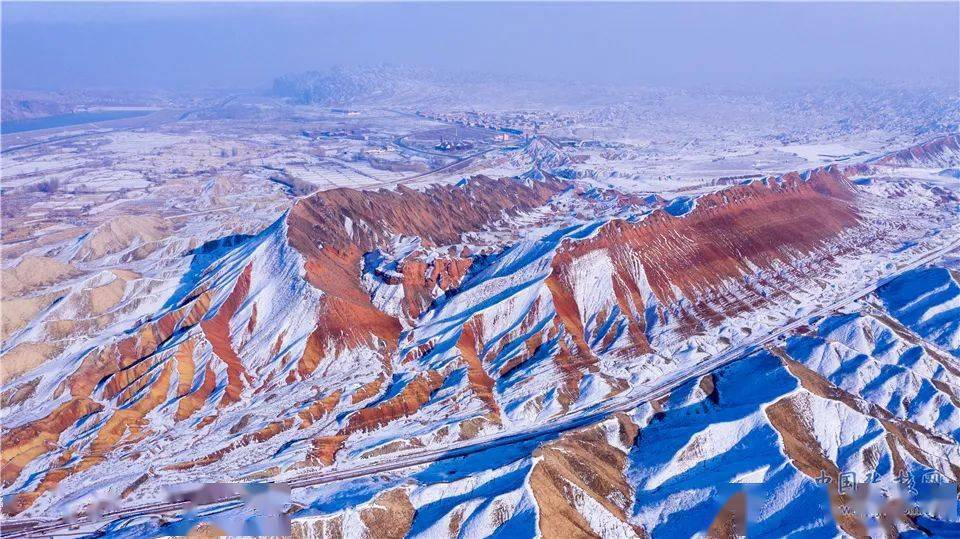 【视频】高清镜头下的张掖七彩丹霞雪景 你见过吗?