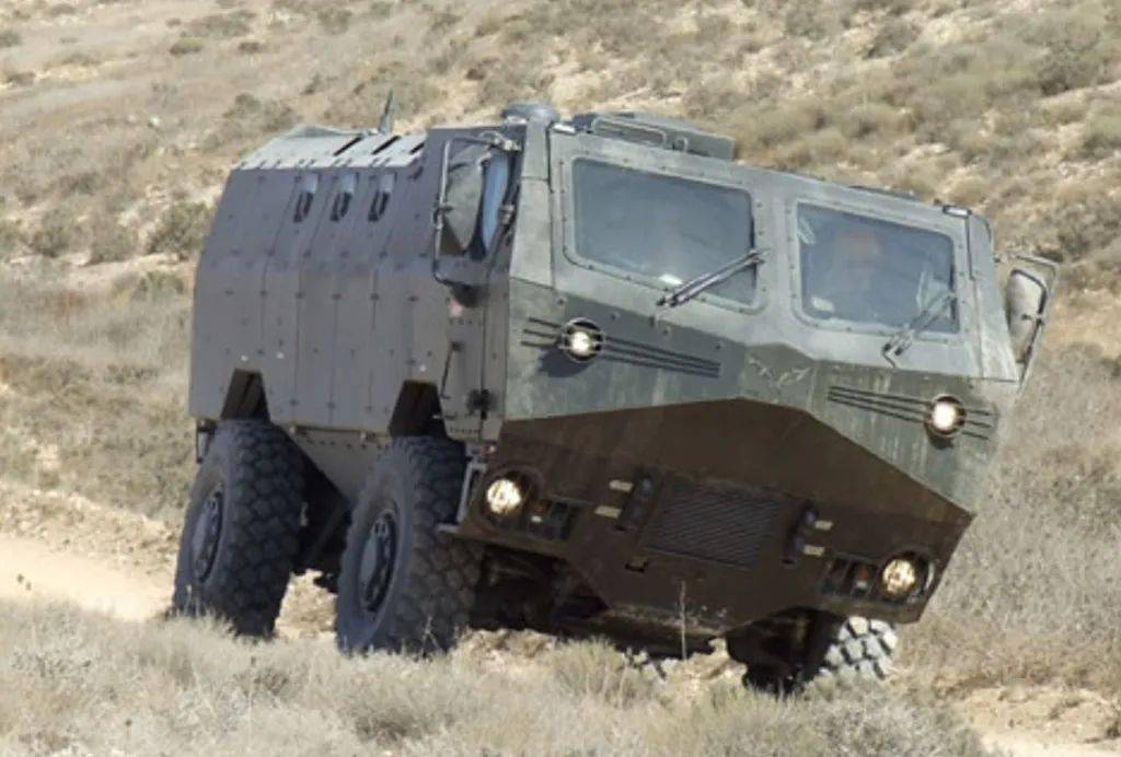 以色列为美国造的小野猫18吨全地形轮式装甲车