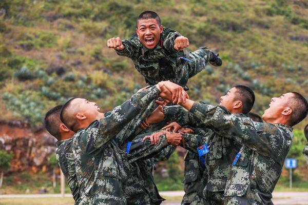 游戏|广西武警：巧借趣味游戏催生新兵战斗力