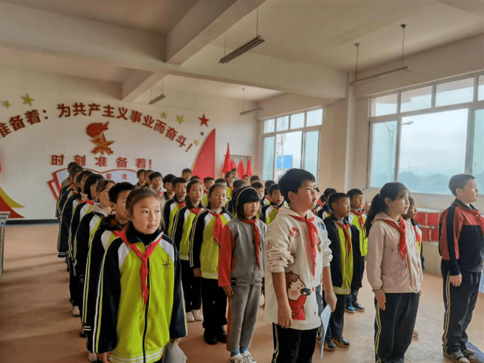 织金县第九小学的辅导员们结合了少先队员的实际情况(易地移民搬迁)