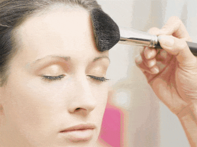 气垫,粉饼,散粉.打工人的底气谁来撑?