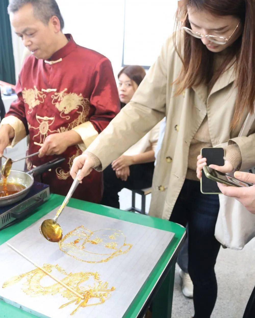 素养学堂"走进非遗文化"糖画体验