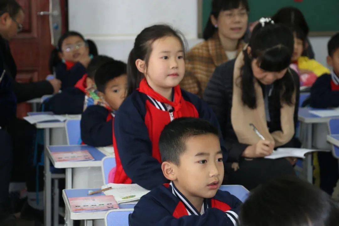 第一节课毛嘉豪老师和五年级的孩子们"玩转骰子,他以风趣幽默的课堂