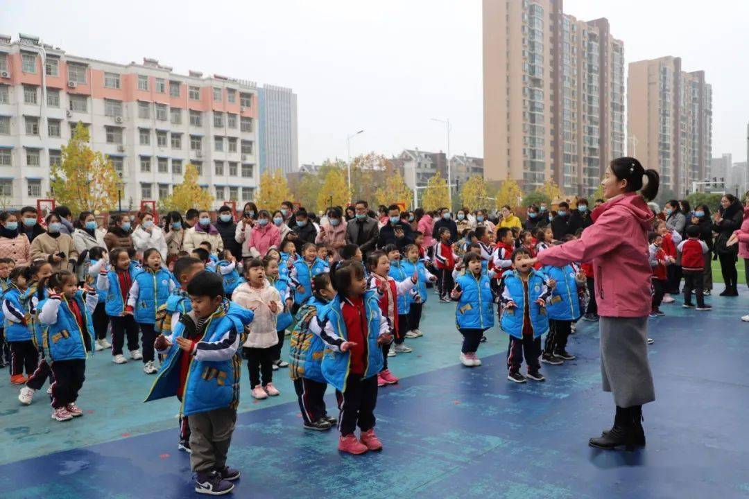 信阳市百花幼儿园举行"感恩你我 真情成长"主题家长开放日活动