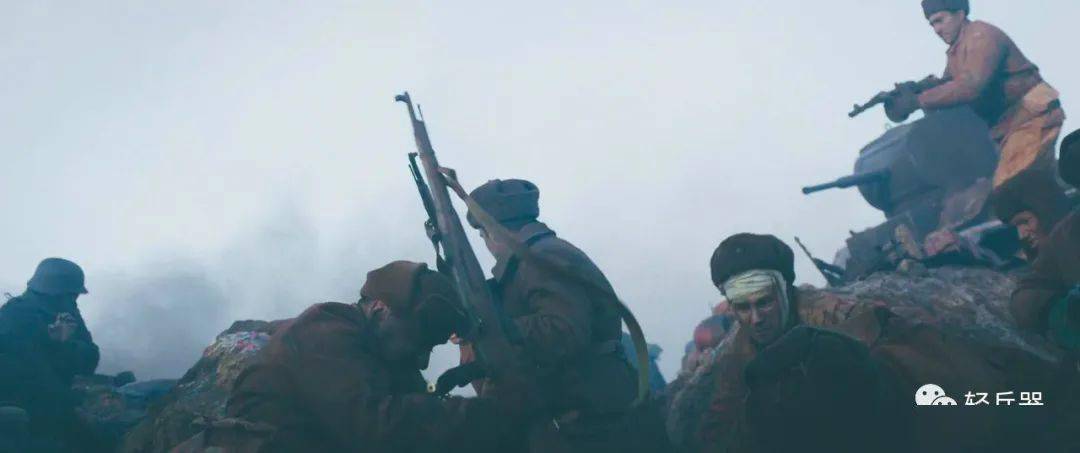 影片中,苏军士兵使用m1938卡宾枪与德军士兵搏斗时,因该枪未加装刺刀