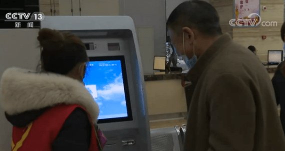 老大难|新科技却成老人的“老大难”？白岩松：智能化生活 “等一等”他们的步伐