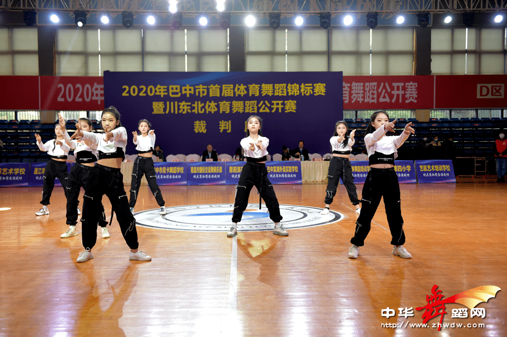 四十人团体舞蹈 09e80bea8cf147eca7bd8ecf0151b5c3.png