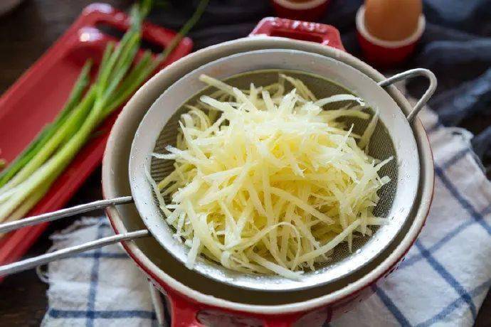 土豆加什么擦锅 a6770f68219d48a2a4540d9555a2234a.jpeg