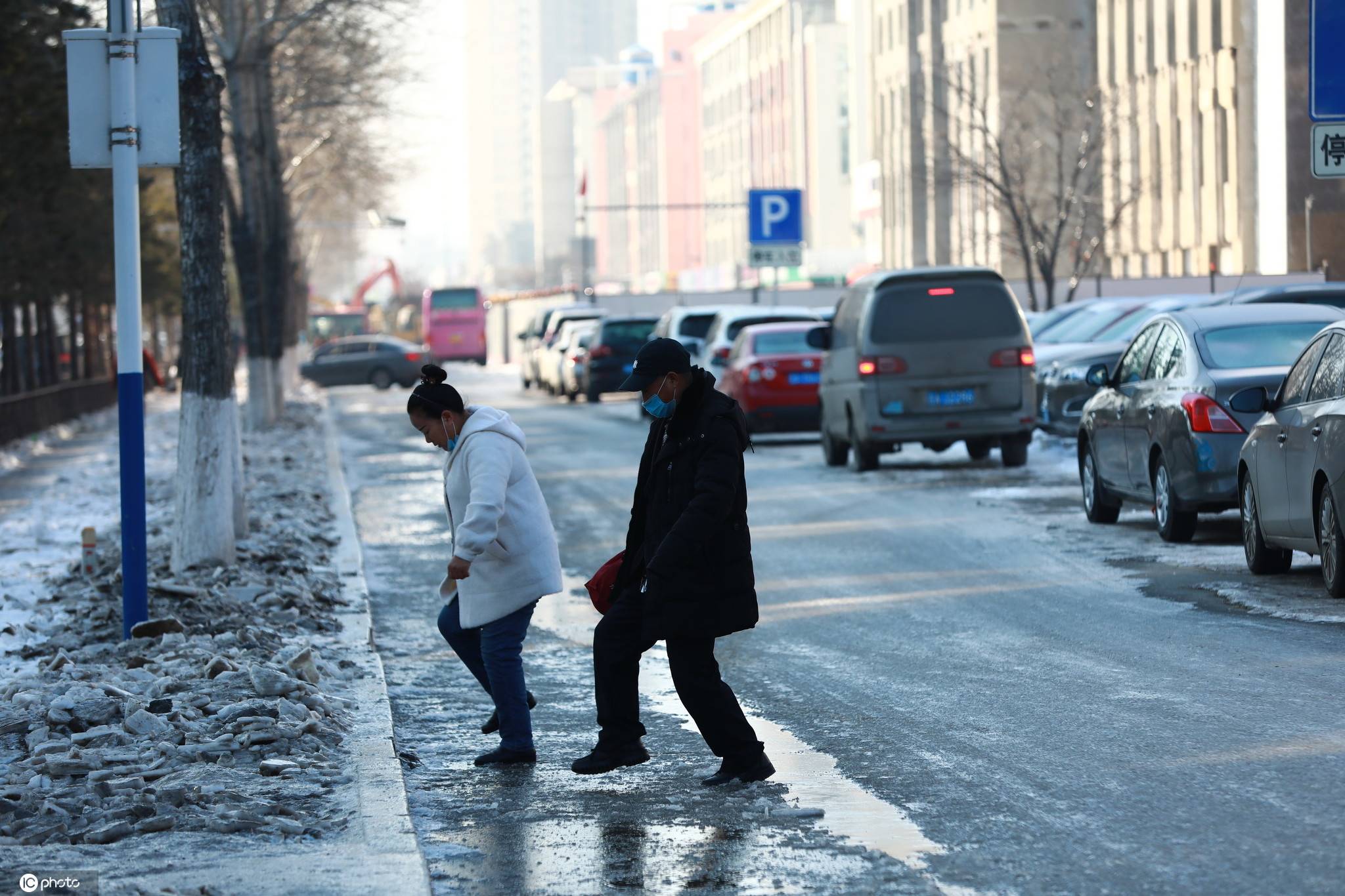 长春一道路管道漏水致路面结冰行人"步步惊心"