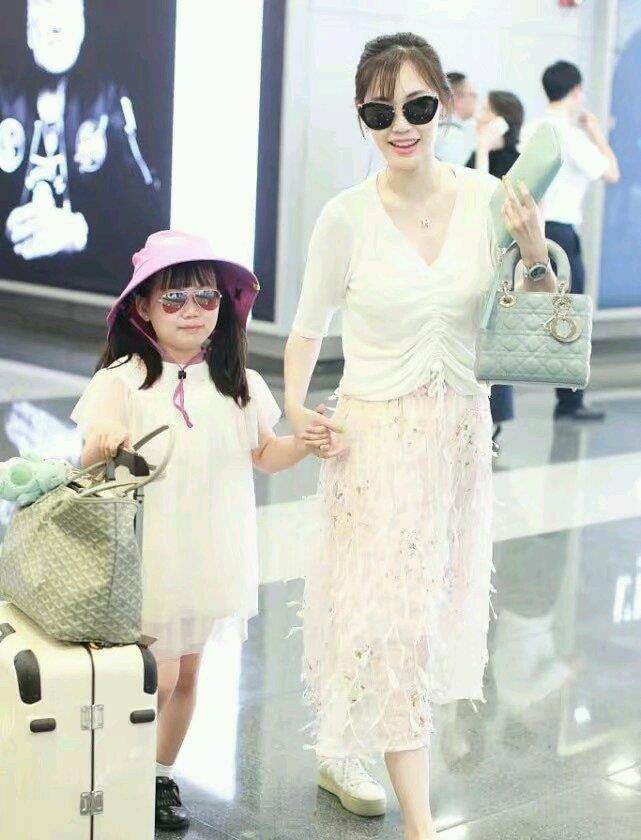 马蓉近照似清纯少女，不再撕王宝强发鸡汤文，