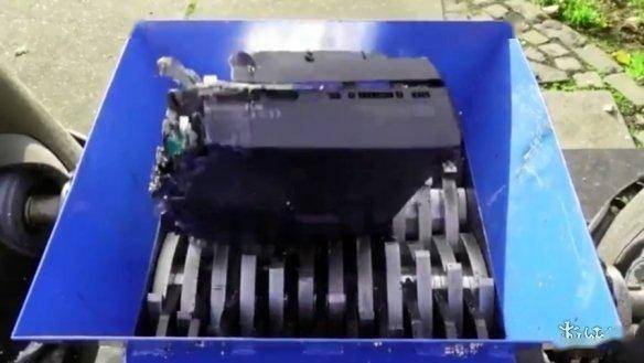PS5被网友扔进了粉碎机：碾压成渣！画面过于解