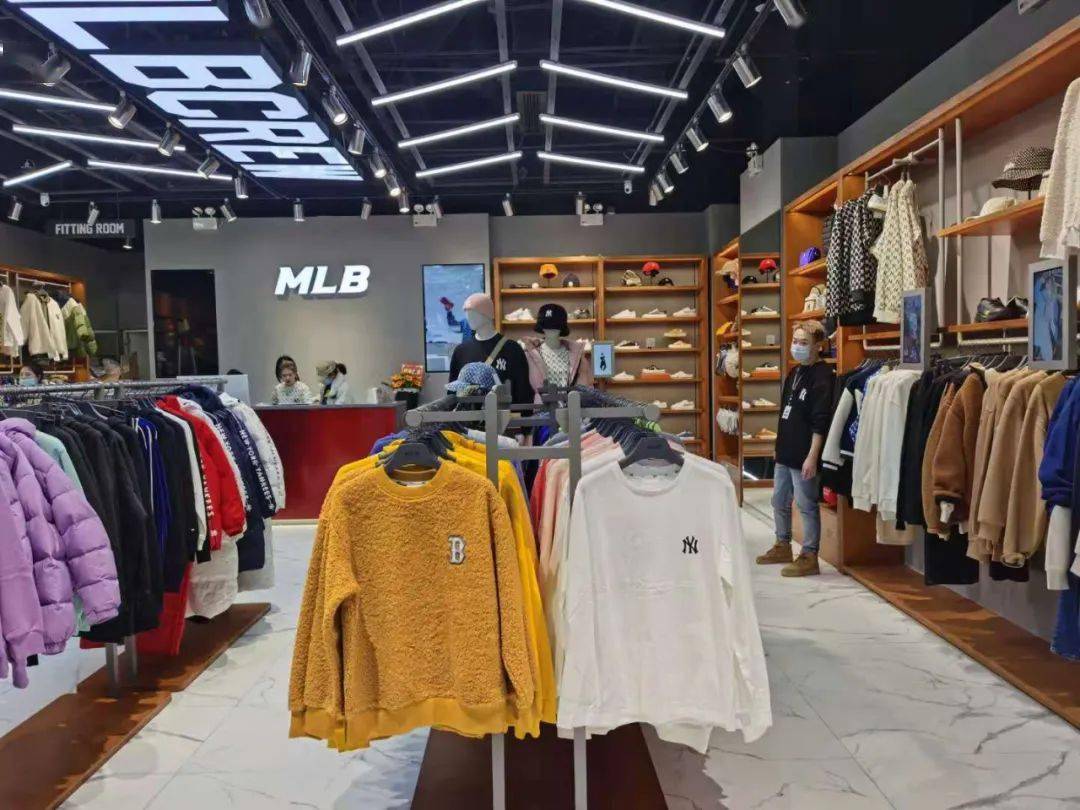 我在太古里mlb店里,发现了成都潮人的穿搭诀窍