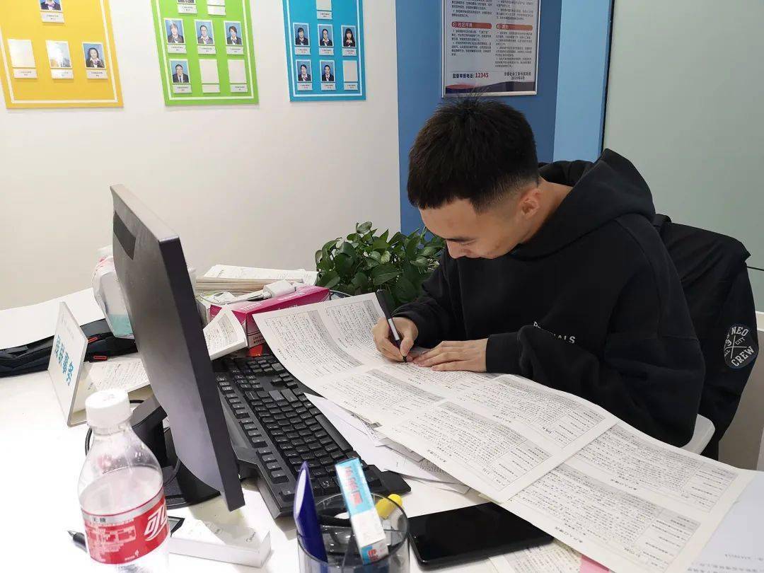 点赞人口普查员_人口普查员证件图片(2)