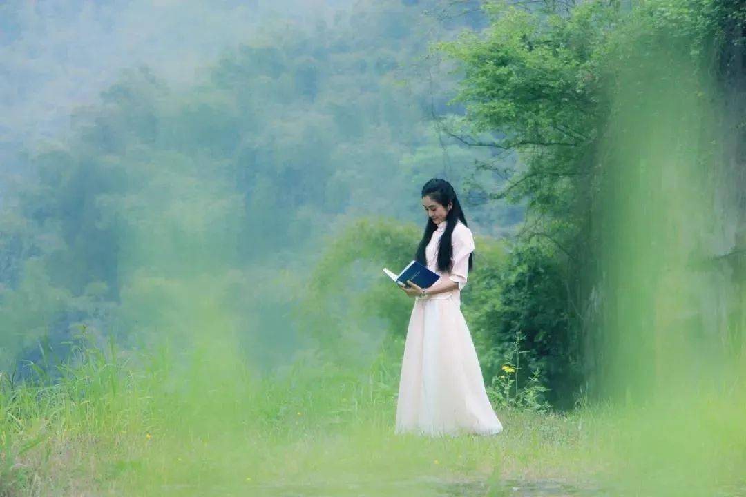 一人难调众人口_一人挖坑众人围观原图(2)