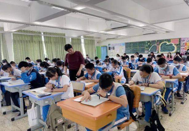 市桥东风中学梁敏华老师在授课