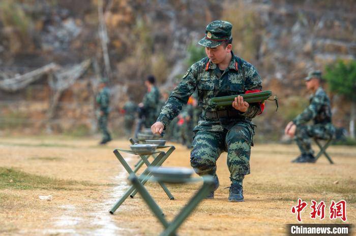 枪声阵阵 直击新兵首次实弹射击考核现场