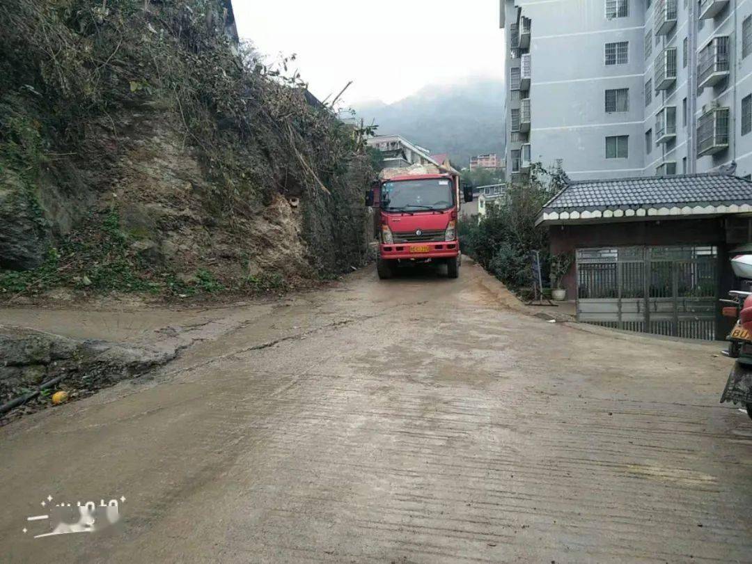 石阡这条道路正在施工,五老山车辆请五老山车辆请往北门绕行!