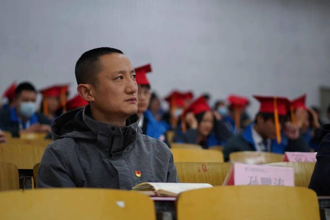 中心主任张勤,校家委会副主任赵美凤女士,委员王海燕女士,盛超群先生