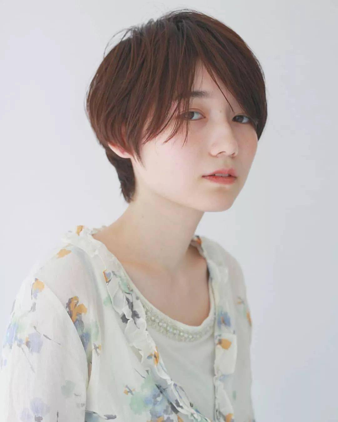 太阳集团tyc|
盛行的这些短发发型设计搭配 每一款都很减龄！(图16)