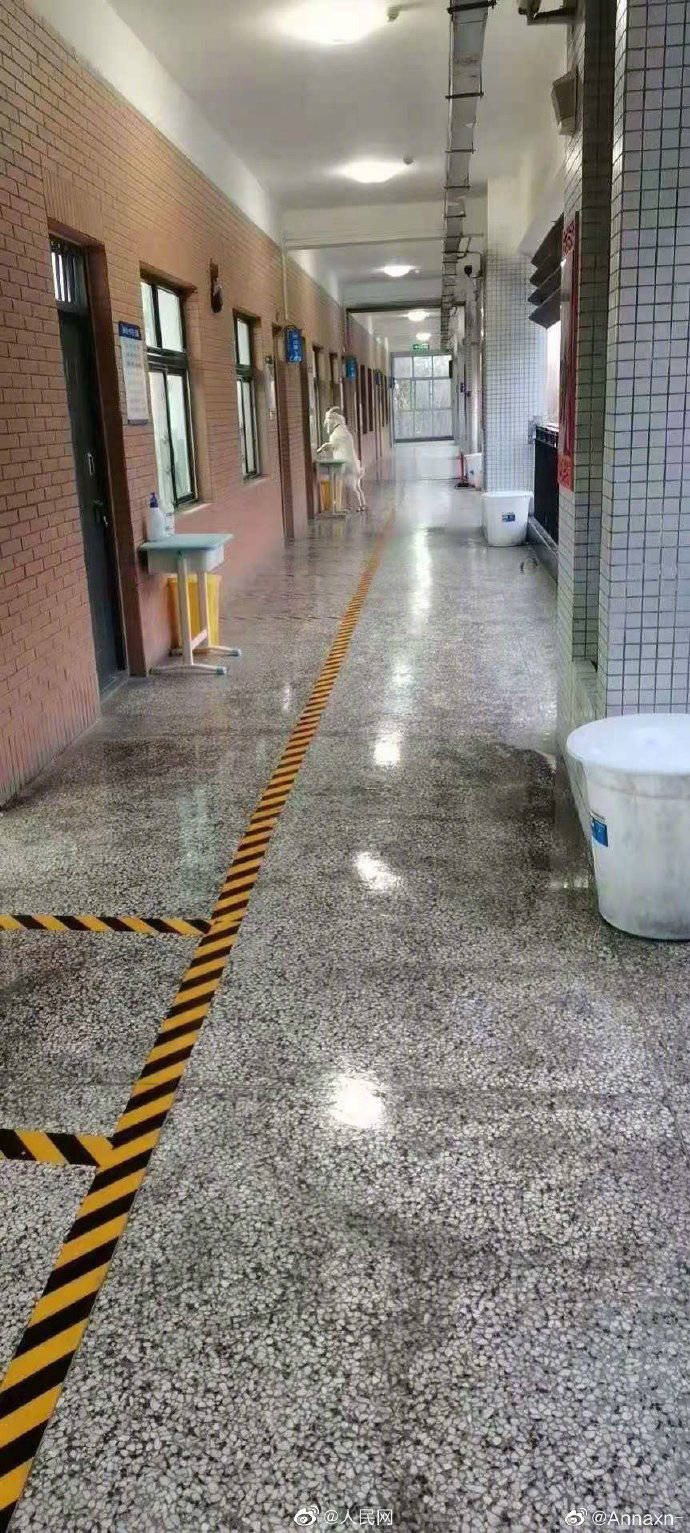 郑州一中学山羊趴窗旁听被无情驱赶