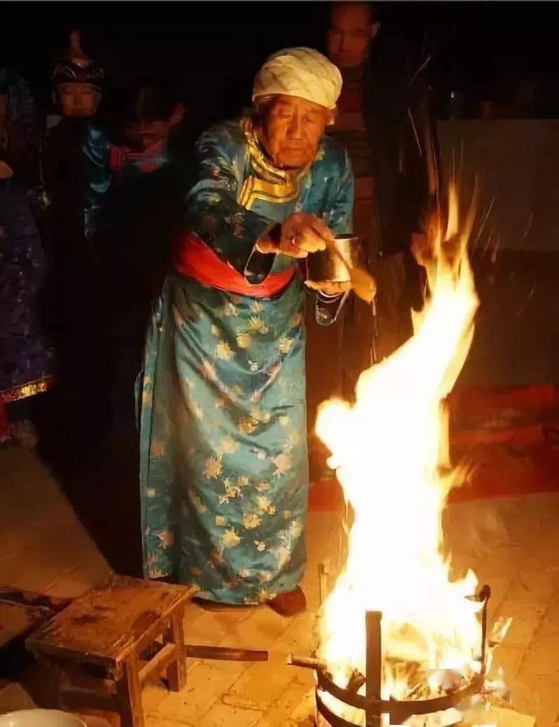 蒙古族祭火习俗