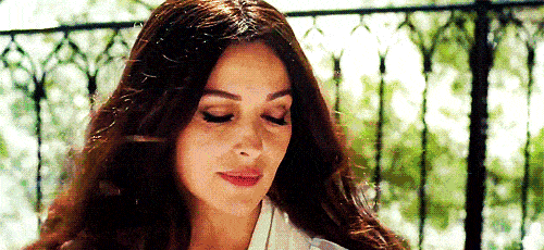 80多岁的美国超模卡门,满头银发,但走起秀来,依旧有着舍我其谁的气场