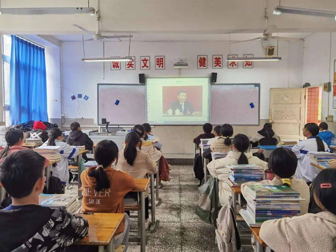 学生团员学全会万盛各中学团日活动掀起学习宣传贯彻党的十九届五中