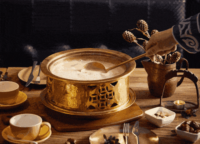 贰  不可一日无茶 一锅热腾腾的奶茶 浓缩着蒙古草原的风土人情 而熬