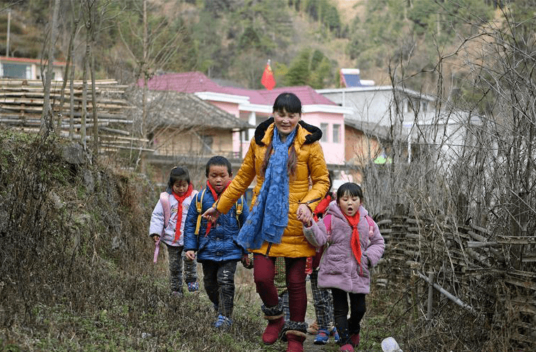 "感动中国"十大人物支月英回"家"讲课