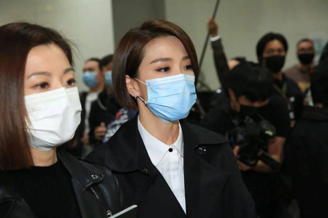 TVB金牌监制出殡，郑伊健张卫健扶灵，2岁女儿未