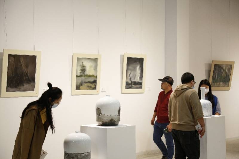 ‘八戒体育官方网站’
深圳市中青年油画作品展开展 出现艺术家对都市生活的明白(图2)