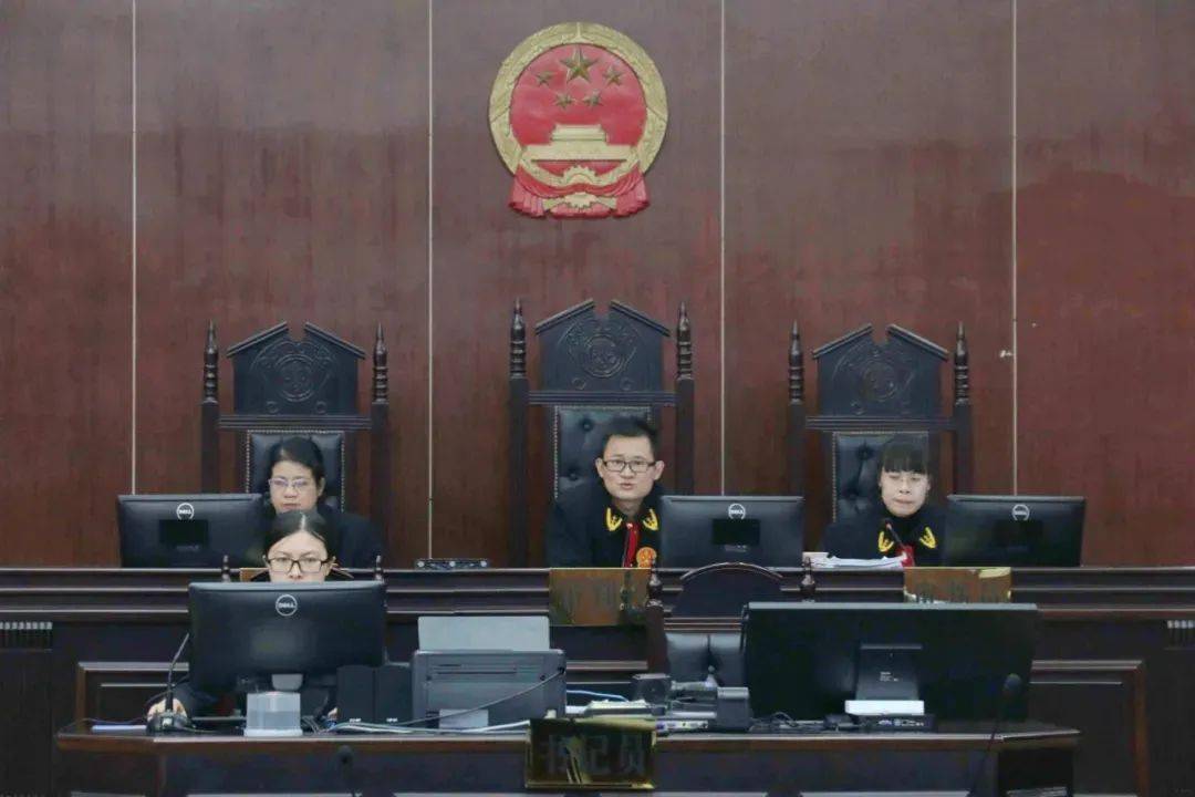 12月7日,钟山县人民法院刑事审判庭公开开庭审理以莫剑为首的四被告