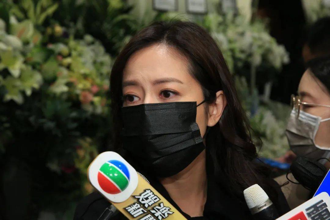 TVB金牌监制出殡，郑伊健张卫健扶灵，2岁女儿未