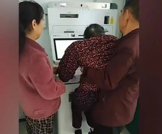 企业|数字时代，被抛弃的不只是老年人