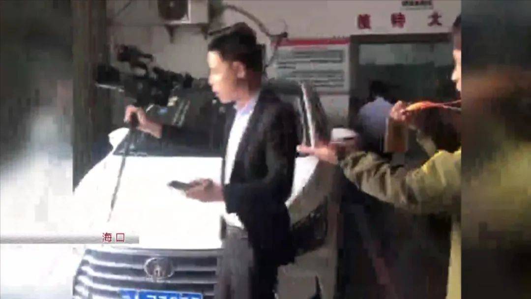 记者采访遭比亚迪员工抢走摄像机，还被民警怼