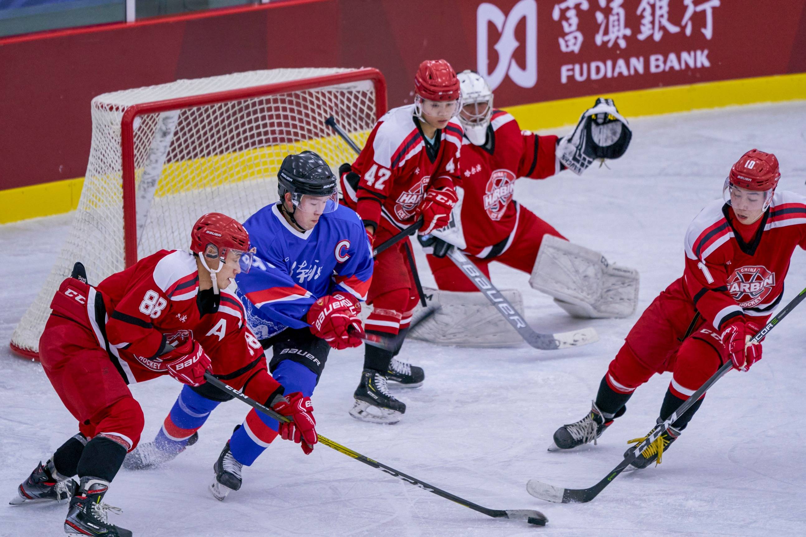 全国冰球锦标赛男子组哈尔滨队收获两连胜