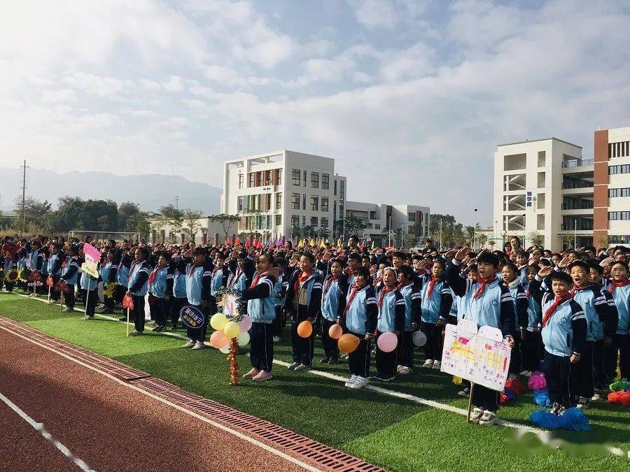 这就是佛冈城南小学首届体育节的开幕式!真的是活力无限!