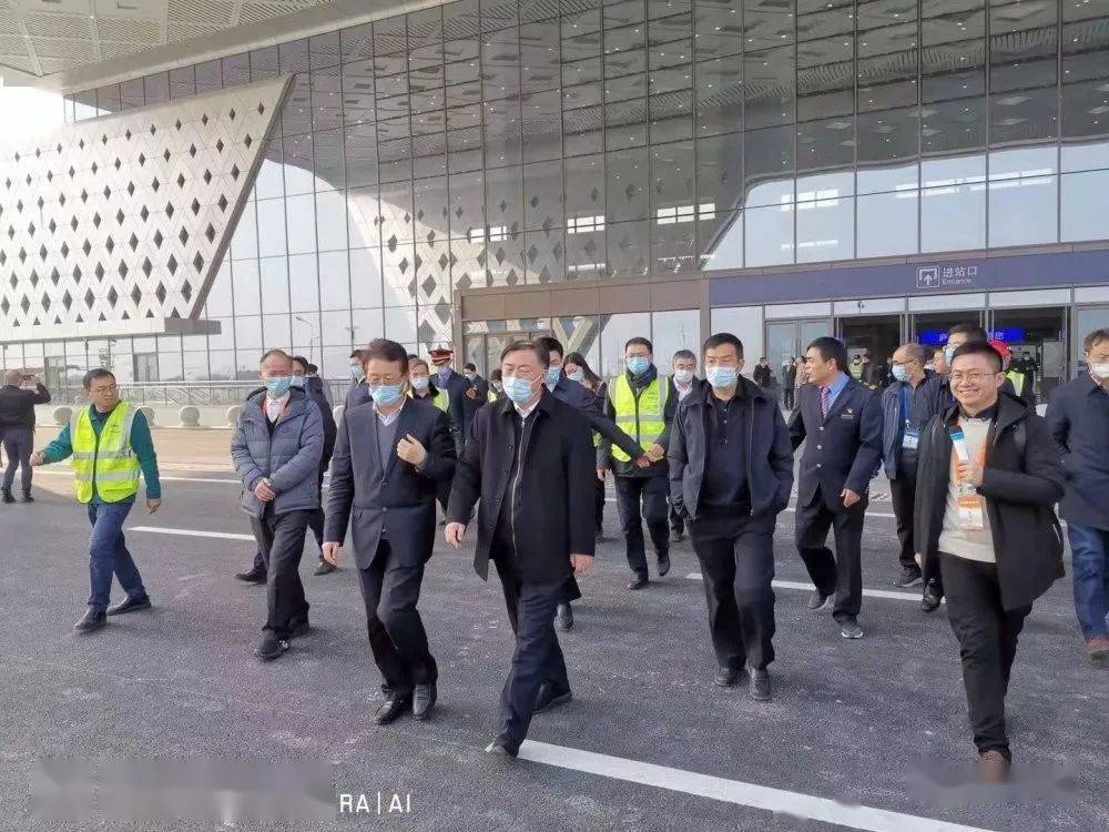 杨宇栋一行先后来到庐江西站,桐城东站和桐城南站,查看了三座站房落客