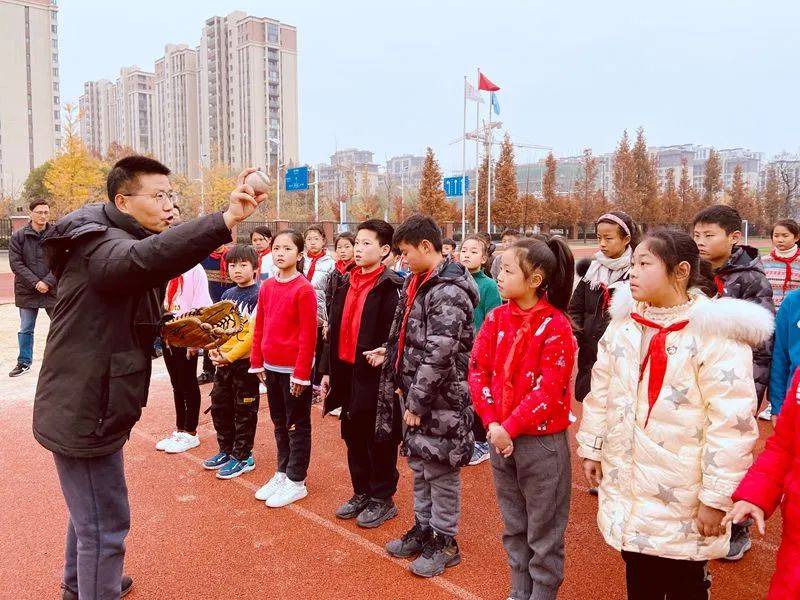 热点蒋王小学挥起球棒展现最棒的自己