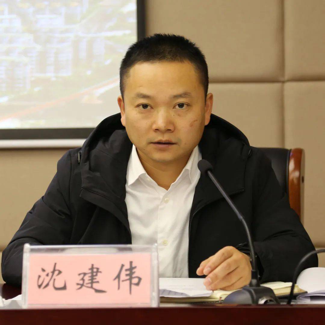 镇城建副镇长沈建伟通报近期全镇工地状况及区级抄告单扣分情况,并