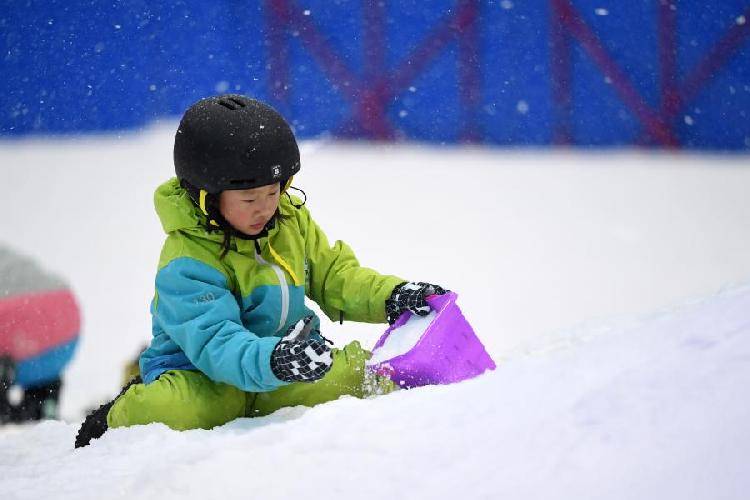 室内滑雪受青睐冬天溜娃新玩法